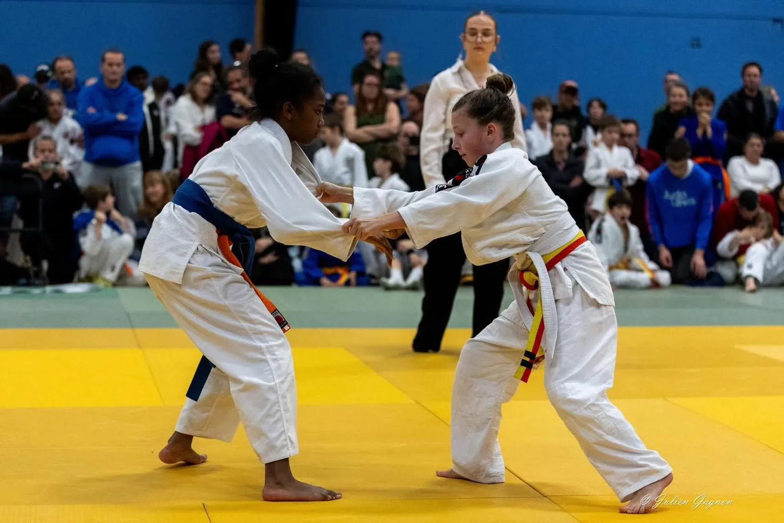 Deux jeunes judokas en combat lors d’une compétition