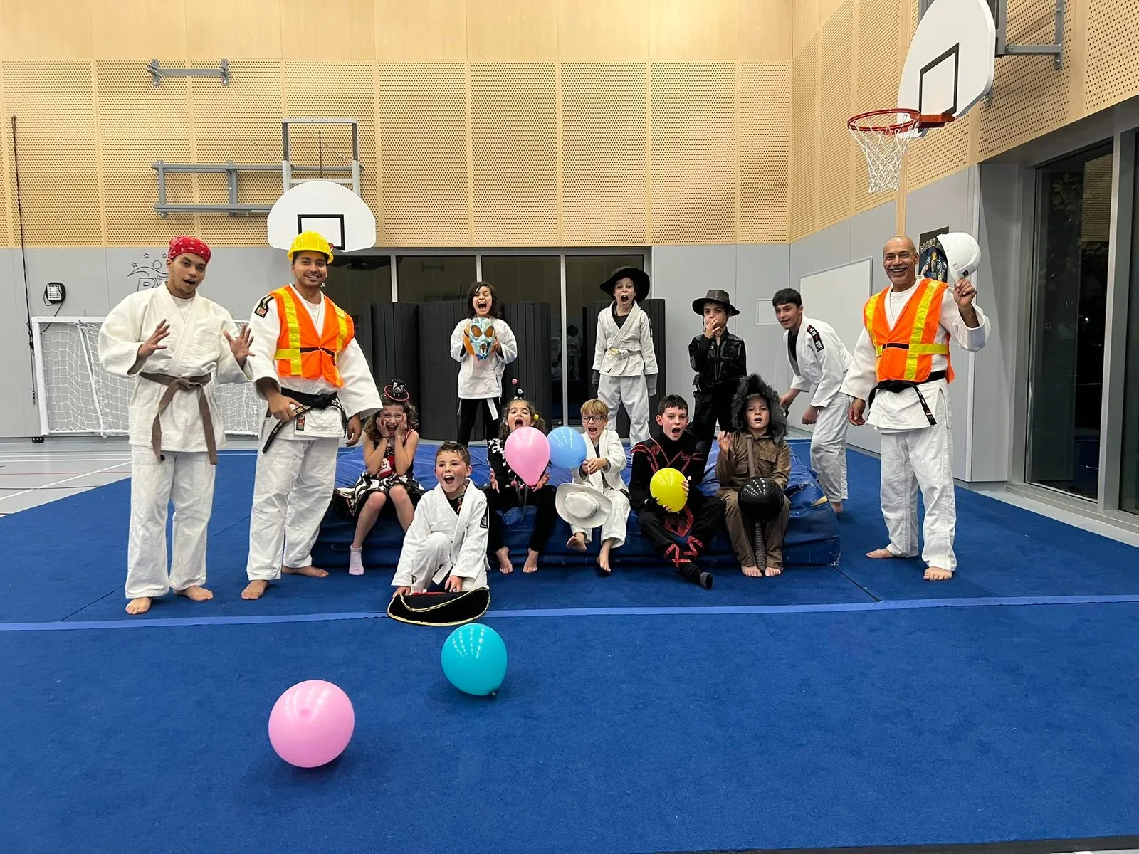 Les enfants et les professeurs du club costumés lors d’une soirée spéciale