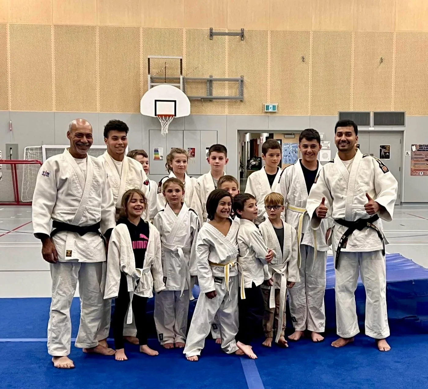 Photo de groupe des judokas et des professeurs du club